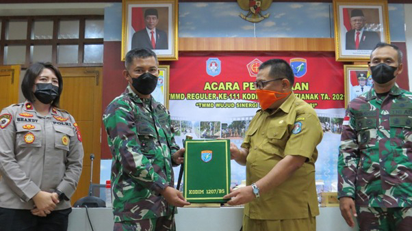 Penanda Tanganan Berita Acara Lokasi TMMD Ke-111 TA.2021 Kodim 1207/Pontianak di Desa Kuala Mandor B Dilakukan Terbatas