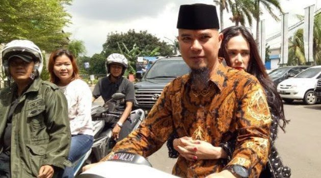 Mulan Jameela Boncengan Motor dengan Ahmad Dhani Malah 