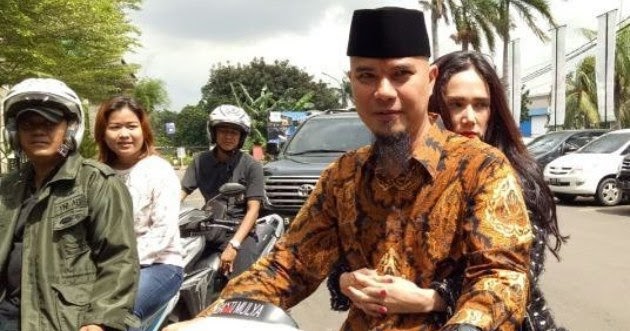 Mulan Jameela Boncengan Motor dengan Ahmad Dhani Malah 