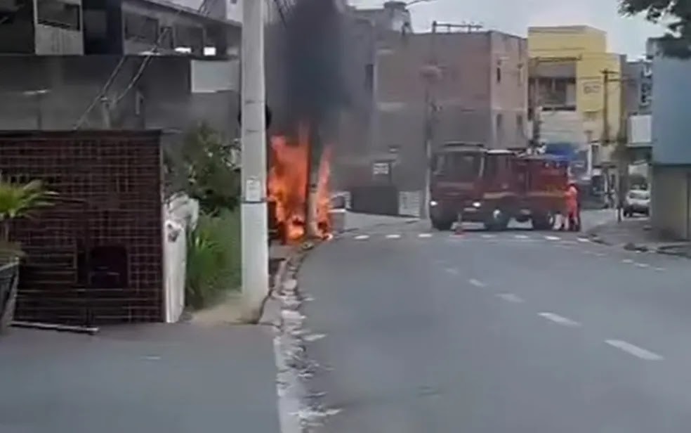 Motorista perde controle de carro, bate em poste e veículo pega fogo