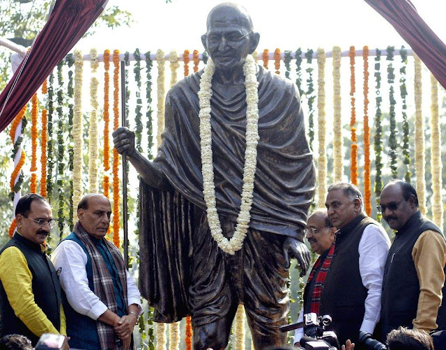 மகாத்மா காந்தி சிலையை பாதுகாப்புத்துறை அமைச்சர் ராஜ்நாத் சிங் திறந்து வைத்தார் / Defense Minister Rajnath Singh inaugurated the statue of Mahatma Gandhi