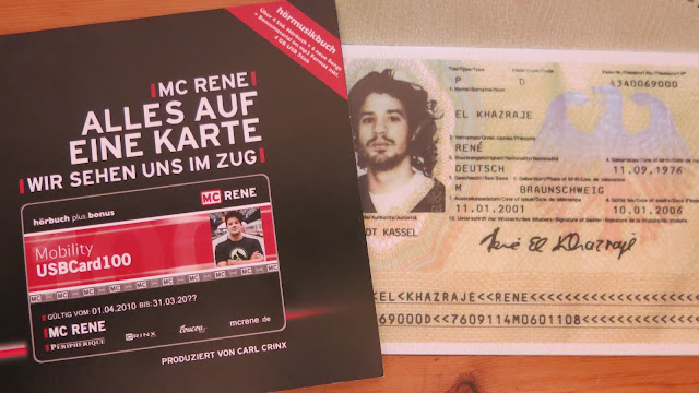 Das Hörbuch von MC René liegt links neben seinem Perso, wie er im Pressematerial von 'Reen World' gezeigt wurde