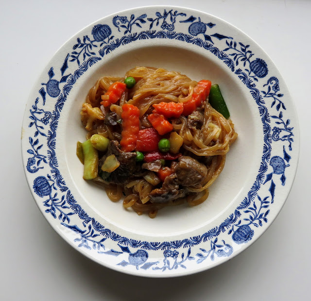 indonesisch kochen - Glasnudelnpfanne Mit Gemüse und Rindfleisch