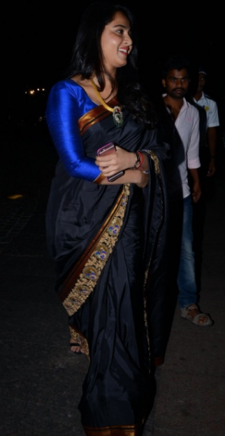 anushka shetty looking cute in black saree