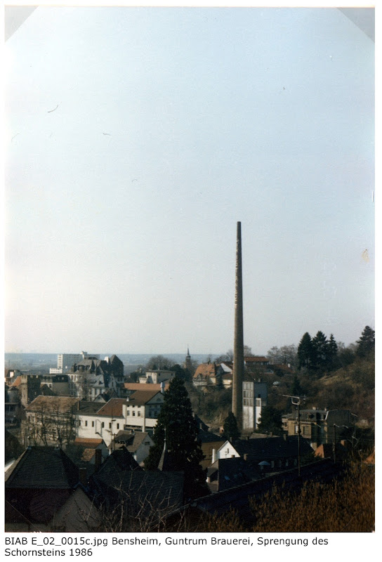 BIAB_E_02_00015c: Bilder der Sprengung des Schornsteines, Brauerei Guntrum, Bensheim 1986, Quelle: Norbert Clara, Bensheim