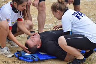 La victime sortie du Lac à la Base Nautique de Bellecin est examinée par les Secouristes du Jura et de la Côte d'Or (21) pour faire le premier bilan  JD Amet Photographe