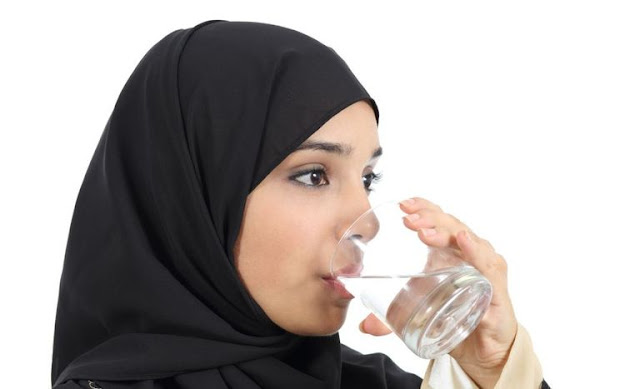 فوائد شرب الماء بين الإفطار والسحور في رمضان