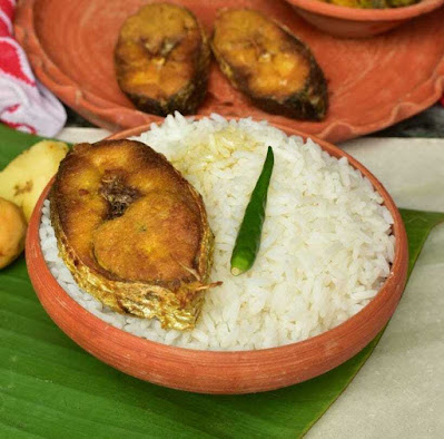 Rice served with fried vegetables, Hilsa and Rohu fishes (Credits: Debasmita Das