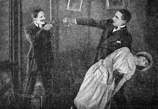 Un homme moustachu met en joue un autre homme qui lève la main droite en direction du pistolet et qui tient une femme évanouie de la main gauche.