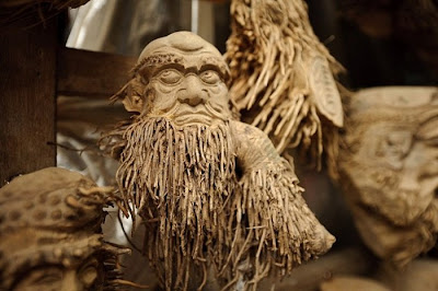 Vietnamese artist Fiong Hung Hom is the world-famous man, thanks to his amazing sculpture, which he created from the roots of bamboo. The uniqueness and mystique of the artist’s work is mesmerizing.