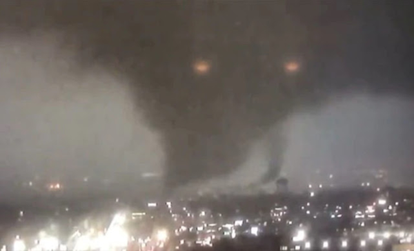   Deja cámara grabando en un Tornado y termina con los pelos de punta, video causa pánico