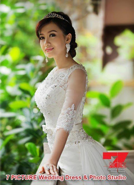 yu thandar tin with wedding dress