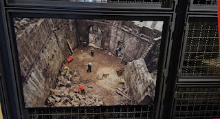 foto de arqueólogos trabalhado em ruína de um edifício do Porto