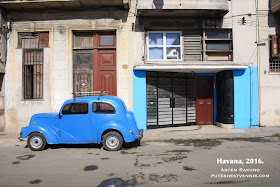 Старинная машина у подъезда в Гаване