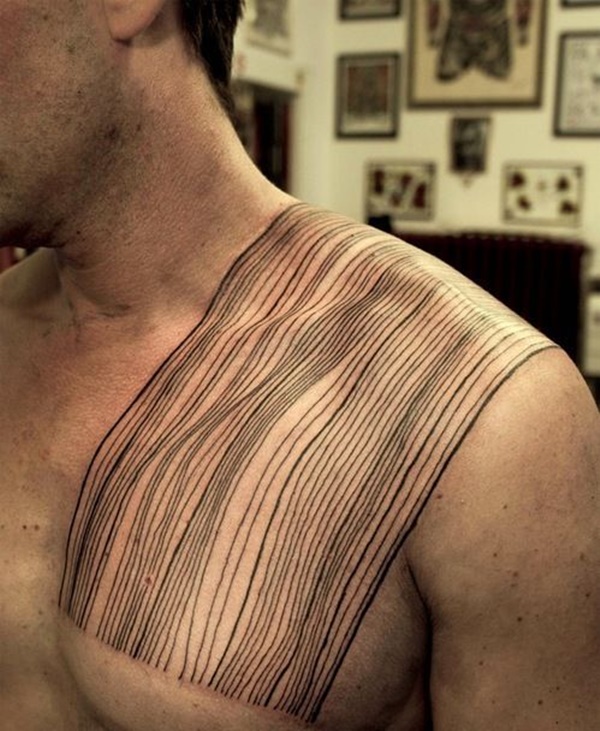 Preto ondulado linhas envoltório em torno do utente ombro, neste tatuagem reminiscência de uma folha.