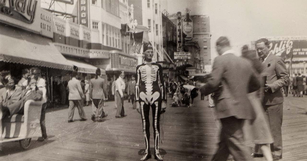 22 Haunting Vintage Halloween Photographs Before the 1950s 