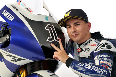 Jorge_Lorenzo_Yamaha_Factory_Racing_YZR-M1_2011_02_1200x800