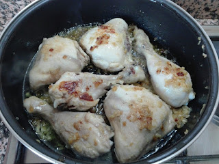 Imagen del pollo dorandose para realizar el pollo andalusí
