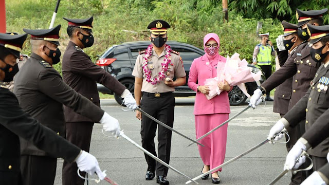 Kapolres bersama Ketua Bhayangkari Cabang Lingga Disambut dengan Tradisi Adat Melayu dan Pedang Pora