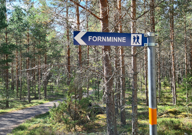 Wegbeschreibung: Wie Ihr den geheimnisvollen Runkesten in Småland wirklich findet. Wo finde ich den Runkesten? Meine Anleitung hilft, ebenso wie dieser Wegweiser, auf dem jedoch das Falsche steht.
