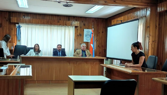 Dos casos de abuso sexual en Tierra del Fuego son llevados a juicio, uno por abuso reiterado contra menores y otro por abuso intrafamiliar. Los procesos judiciales buscan esclarecer los hechos y hacer justicia en ambos casos.