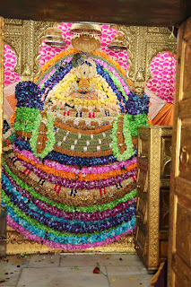 मीडिया केसरी, aaj ki taza khabar, khatushyamji news,दशमी के दिन बाबा का लाल रंग के फूलों से श्रृंगार किया गया। देशभर से आए भक्तों ने बाबा के दर्शन किए।तोरण द्वार से मंदिर पहुंचने में भक्तों को करीब 10 किलोमीटर का सफर तय करना पड़ता हैं। लखदातार ग्राउंड में बनाया गया करीब 4 किलोमीटर का जिगजैग चालू हैं। हालांकि अभी तक चारण मैदान का जिगजैग शुरू करने की जरूरत नहीं पड़ी हैं। एकादशी पर भक्तों की काफी भीड़ रहेगी। देर रात से ही भक्तों का लाइनों में लगना शुरू हो गया है।