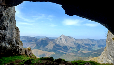 Anboto visto desde la cueva occidental de Udalatx