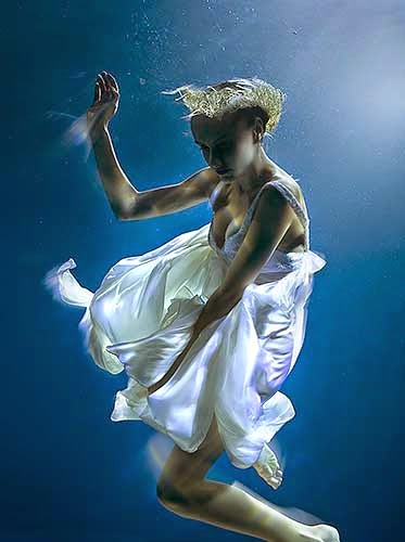 Zena Holloway fotografia fashion subaquática mulheres flutuando água