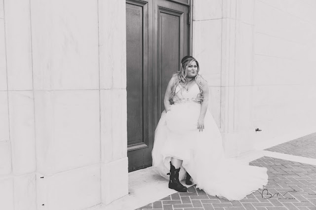 bride in front of the detroit institute of arts posing