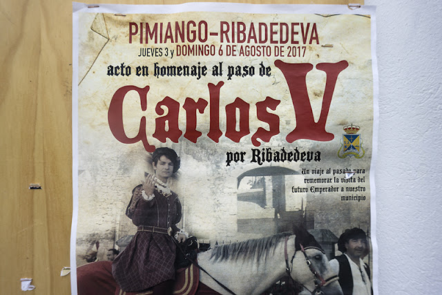 Cartel anunciador de la llegada de Carlos V a Pimiango.