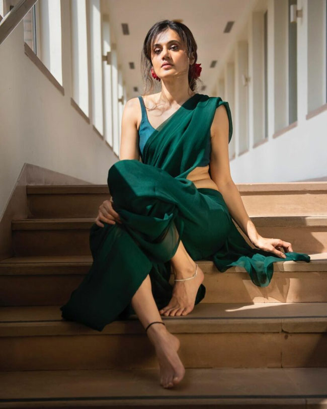 picture-talk-taapsee-pannuturns-it-up-in-a-saree-look