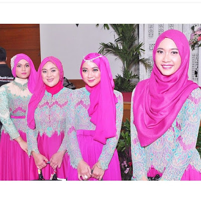 kebaya model hijab warna pink dengna rok polos