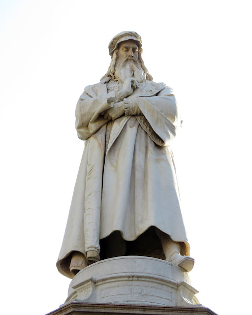 Monument to Leonardo da Vinci by Pietro Magni, Piazza della Scala, Milan