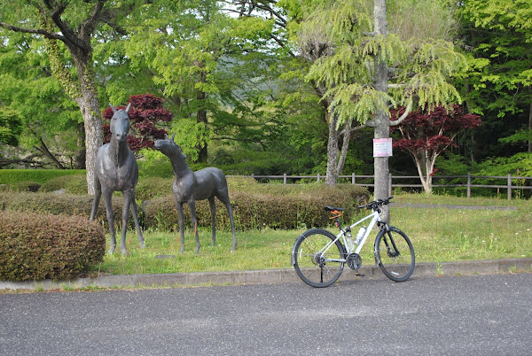 馬の彫刻がある公園