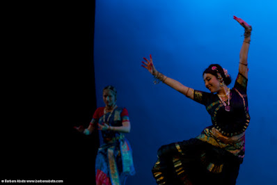 TEATRO GRECO DI ROMA Rassegna "Che Danza Vuoi?" XIV ediz. - 2011 ASSOCIAZIONE CULTURALE ORCHESTÉS presenta  "MATRI"  DEE E DONNE DALLE DANZE DELL'INDIA DEL SUD Marialuisa Sales e Marzia Colitti  Foto: Barbara Abate  19 ottobre 2011 Marialuisa Sales e Marzia Colitti Danze Liturgiche e Danze d’Amore dalla tradizione sacra dell’India. Protagoniste sono sempre le donne, donne innamorate, donne che si rapportano al loro Amato o alla Divinità, in una progressione di stati ove l’Amore umano si trasforma nell’Amore Divino. Foto: Barbara Abate