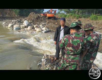 TNI hadir di pembuatan tanggul sementara Bendungan Leuwinangka