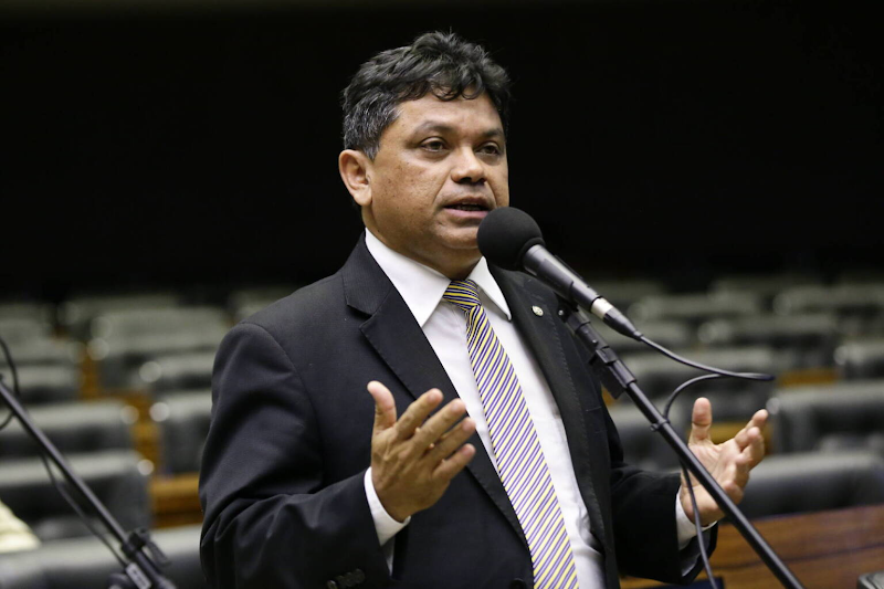 Dirigente do PCdoB retoma mandato de deputado para votar contra PEC dos Precatórios; suplente votou a favor