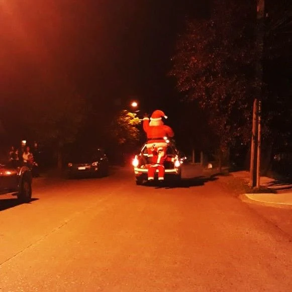 Viejo pascuero sorprendió a niños al pasar por algunas calles de Osorno