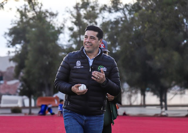 ENTREGA LEO MONTAÑEZ CAMPO DE BÉISBOL CON PASTO SINTÉTICO EN EL FRACCIONAMIENTO INSURGENTES.