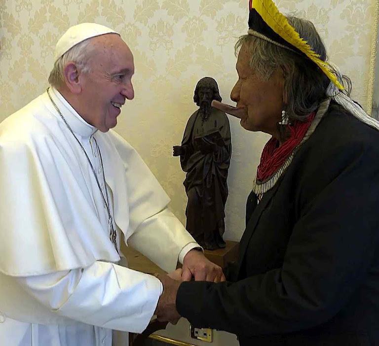 Papa Francisco recebe a Raoni em propagandística e apoteótica gira na Europa previa ao Sínodo. Na mesma hora o sangue cristão corria na África e na Ásia impunemente.