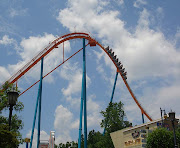 Batman (en azul), la montaña rusa más intensa en todo el parque. (six flags goliath)