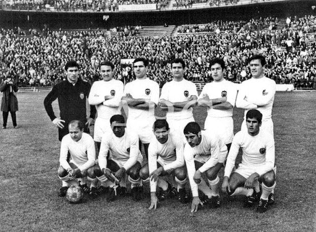 📸VALENCIA C. F. 📆31 diciembre 1967 ⬆️Abelardo, Tatono, Vilar, Videgany, Cayuela, Roberto. ⬇️Guillot, Waldo, Ansola, Claramunt y Nolito. CLUB ATLÉTICO DE MADRID 0 🆚 VALENCIA C. F. 0. Domingo 31/12/1967. Campeonato de Liga de 1ª División, jornada 14. Madrid, estadio de Manzanares. GOLES: no hubo.