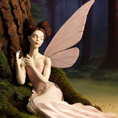 escultura realista con arcilla polimérica, de un hada  junto a un árbol en el bosque en una pose romántica, imagen creada con Inteligencia Artificial