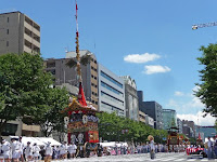 長刀鉾を先頭に11：30ごろ33基の巡行がくる