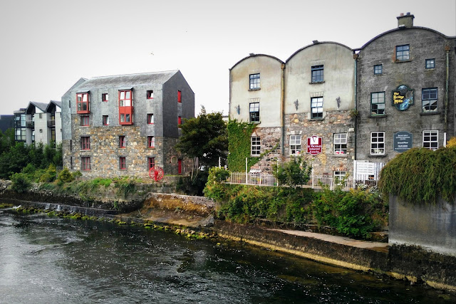 building by the river, Il Vicollo 