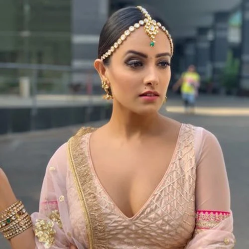 anita hassanandani cleavage saree hot indian tv actress