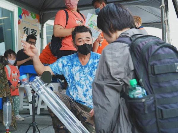 ▲張仁忠介紹水火箭原理。（中分署提供）
