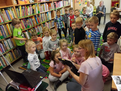 Dzieci oglądają prezentację multimedialną