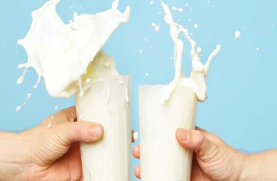 When to drink milk, at night or in the morning?