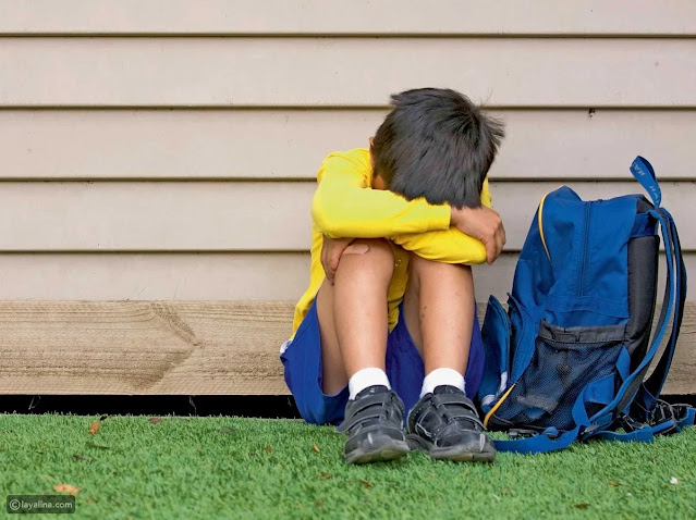 كيف تتعامل مع طفلك القلق من العودة للمدرسة؟